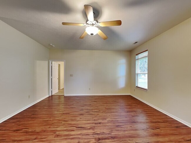 Building Photo - 3 bed 2 bath in Avon with privacy fence an...