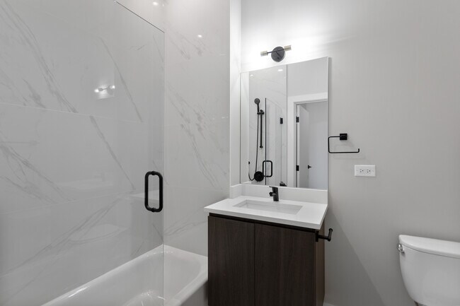 Building Photo - 2505 W Farragut Ave