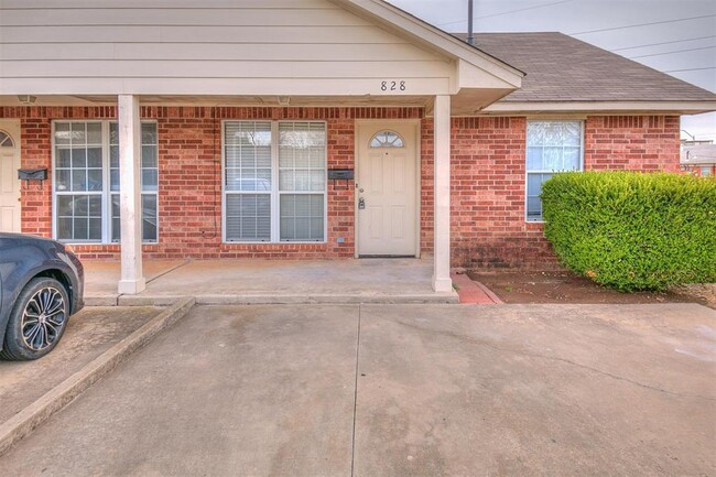 Building Photo - 828 Russell Cir