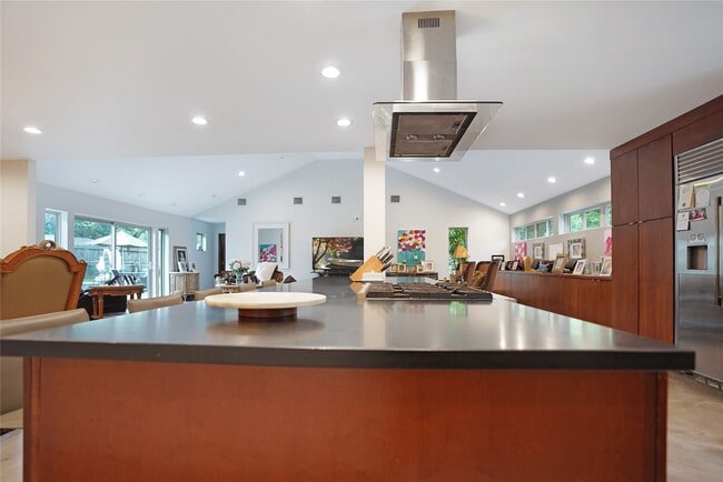 Building Photo - 5643 Terwilliger Way