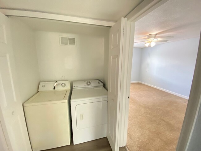 Building Photo - Spacious 3 bedroom, 2 bathroom Condo Locat...