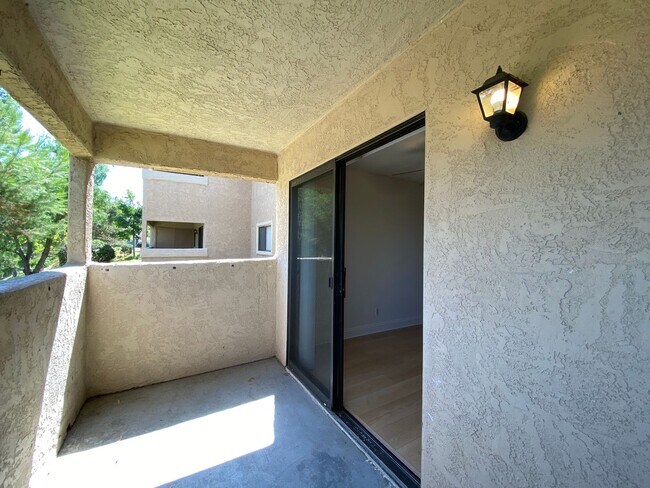 Building Photo - 2 Bedroom, 2 Bath, Downstairs Condo!