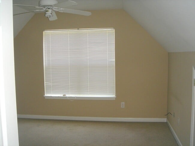 Building Photo - Student friendly! Large 5 BR, near WB and UNCW fireplace,  2 car garage , deck