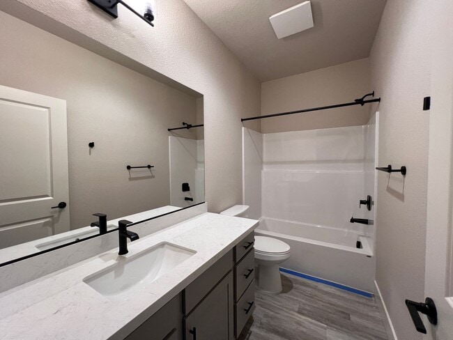 Building Photo - MUST SEE! 2/2.5/2 Townhome in Gardnerville