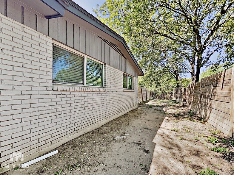 Building Photo - 1604 Parker Ln