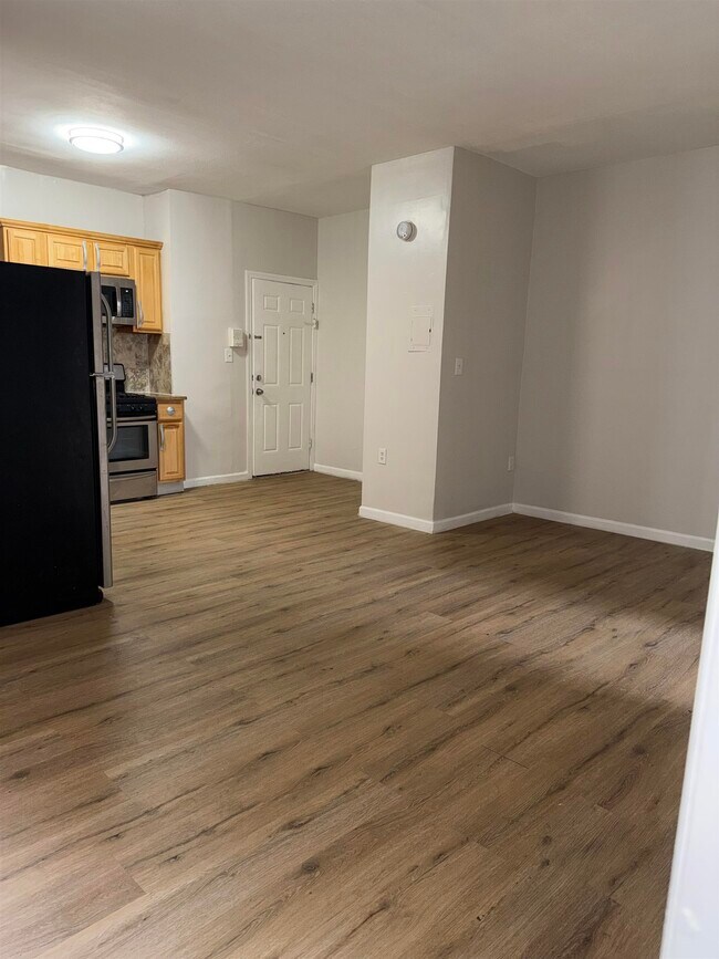 Building Photo - 998 Broadway