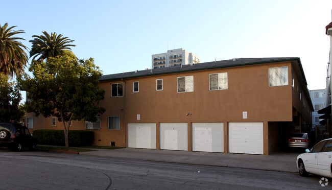 Building Photo - Sara's Apartments