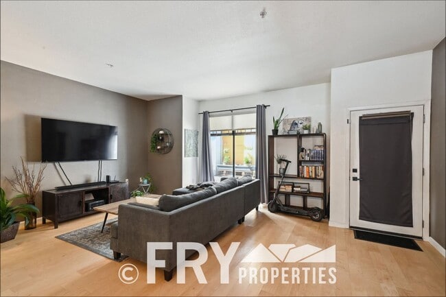 Building Photo - Spacious 1 bedroom Main Floor Condo in RiNo