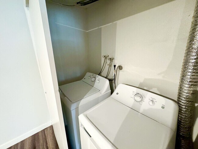 Building Photo - 5283 W Center Ave