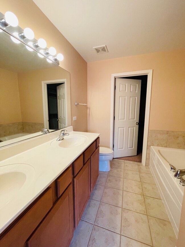 Building Photo - 2401 Sunshine Ln