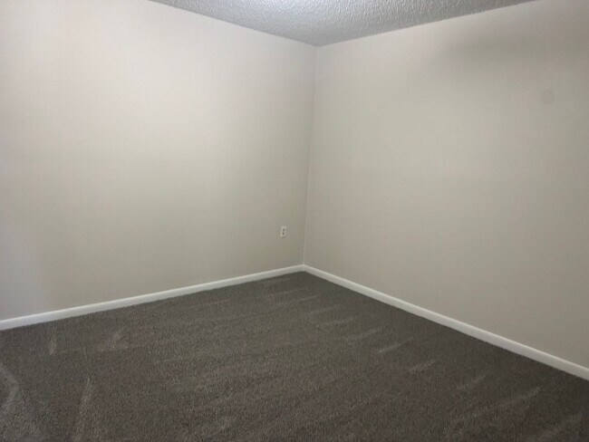 Building Photo - JS-605 Colonial Drive #2