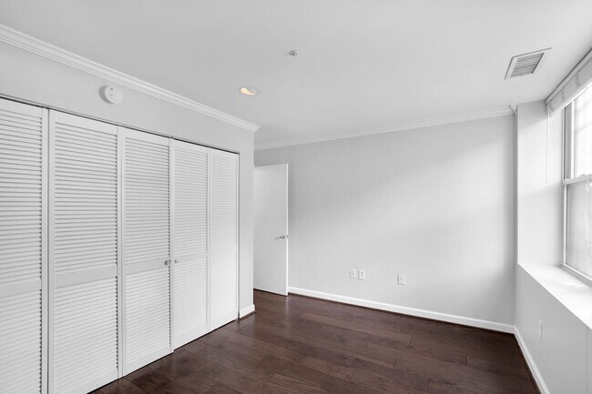Building Photo - Spacious 1 Bedroom unit in Adams Morgan area