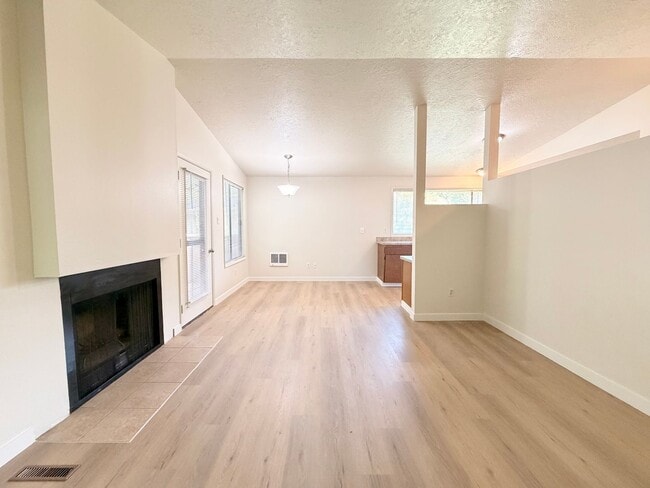 Building Photo - Lake Oswego 2 Bedroom Condo with $500 Move-In Incentive – Utilities Included!