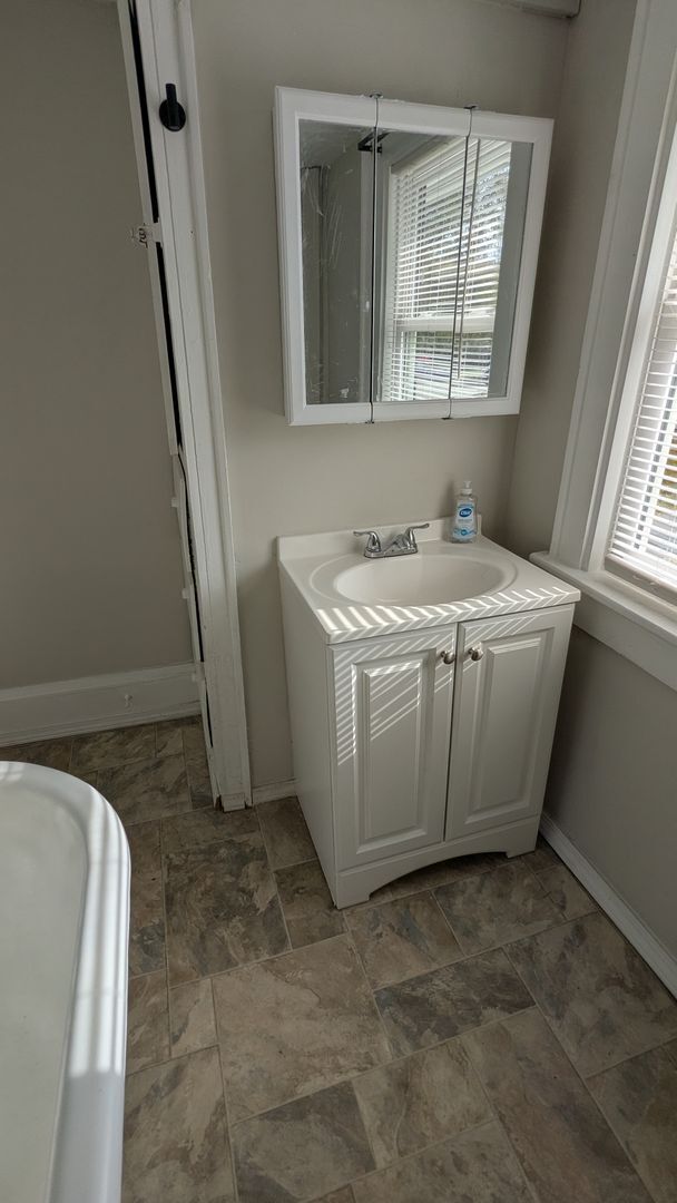 Building Photo - Charming 3-bedroom, 1-bathroom home located in the heart of Akron