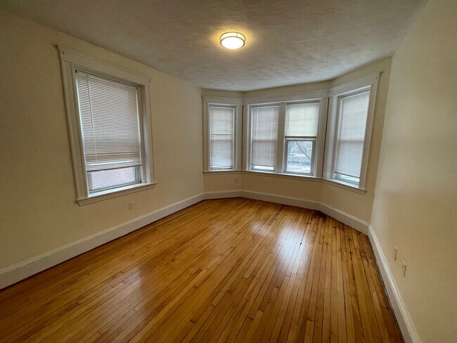 Building Photo - Avl 9/1 Huge renovated Coolidge Corner 4BR/3BA with AC!