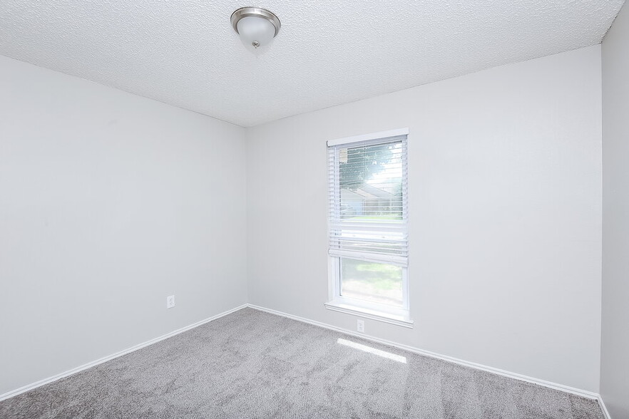 Building Photo - 7401 Meadow Creek Dr