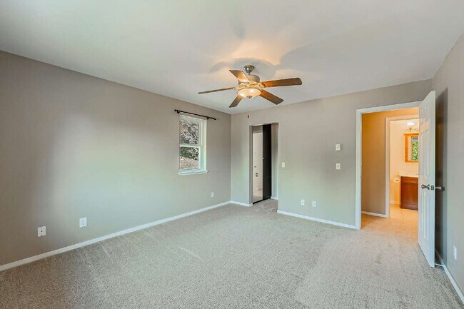 Building Photo - Super cute 2 bedroom, 1 3/4 bathrooms, Ful...
