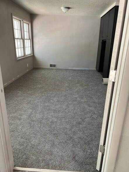 Building Photo - 2401 Van Buren Ave