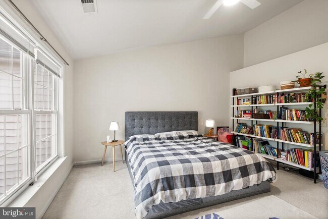 Building Photo - 12922 Starters Ln