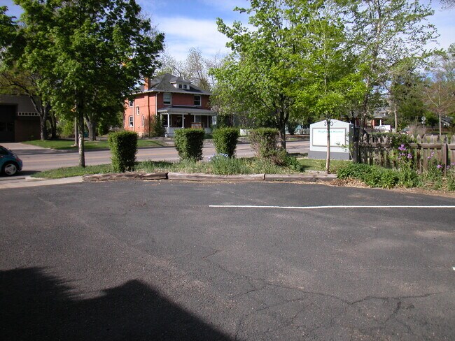 Private Parking - 334 E Mulberry St