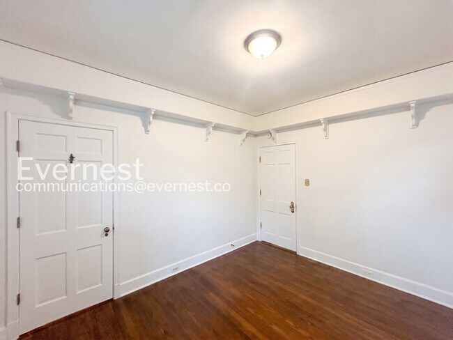 Building Photo - 756 S Willett St
