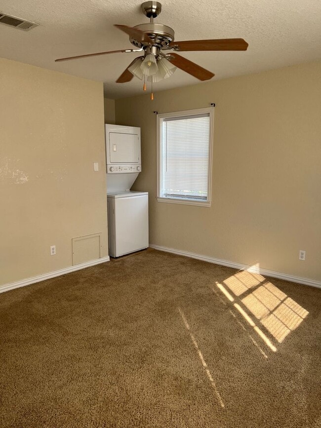 Building Photo - 2 bed, 1.5 bath beautiful townhouse