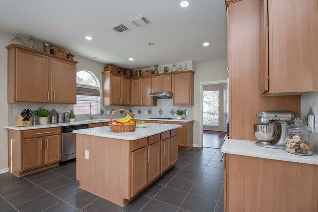 Building Photo - 20011 Glen Lake Dr