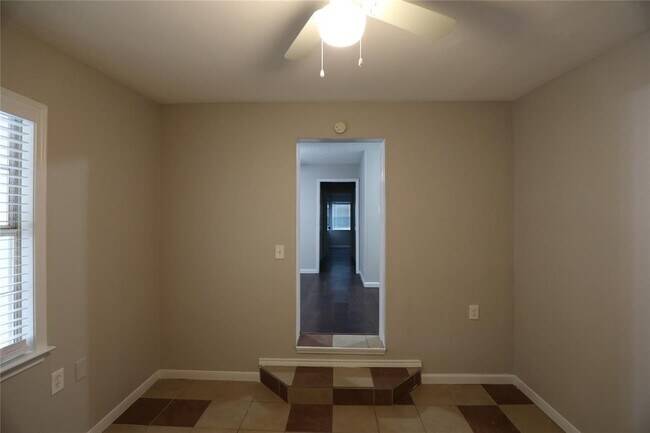 Building Photo - 8418 Grovecrest Dr