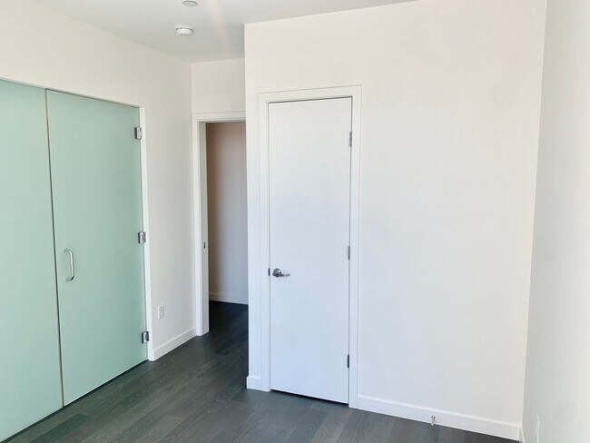 Building Photo - HIP 2BR/2BA Inner Mission Boutique Condo w...