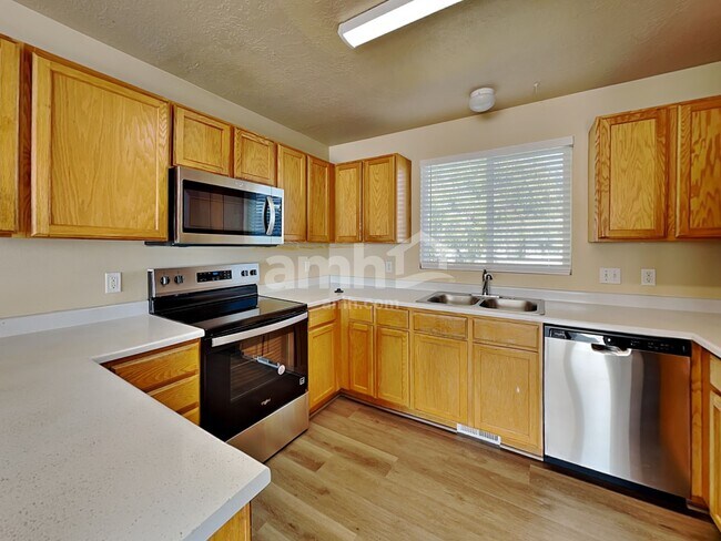 Building Photo - 5551 Geneva Way