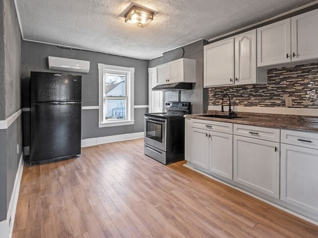 Building Photo - 52 Moran St