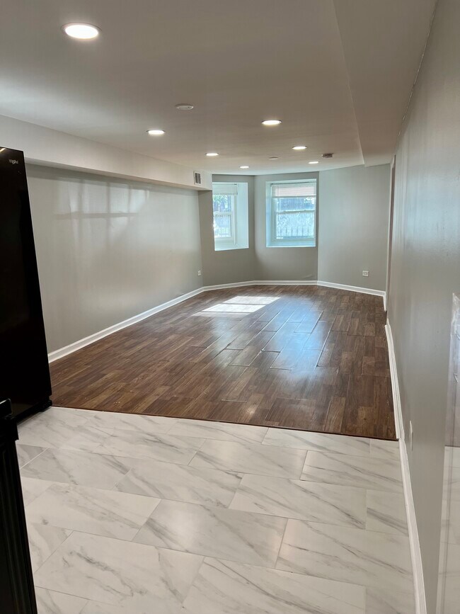 Building Photo - 1833 N Sawyer Ave