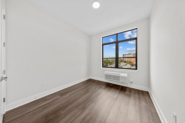 Building Photo - 121 34th St