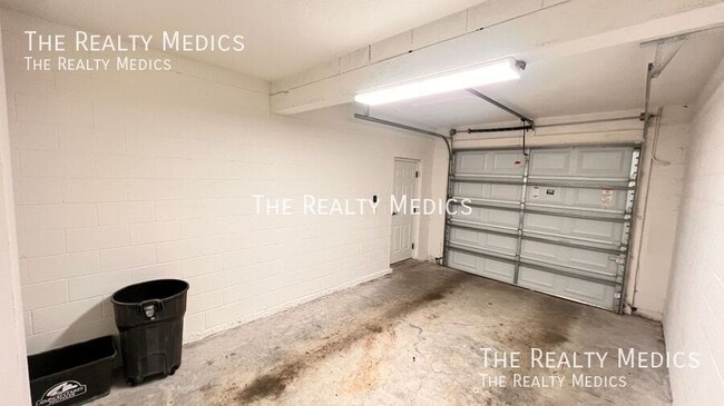 Building Photo - 3658 Oakdale Cir