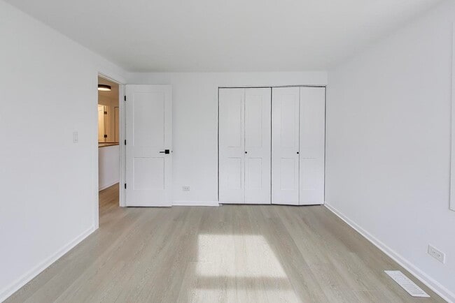 Building Photo - 1834 Jamestown Cir