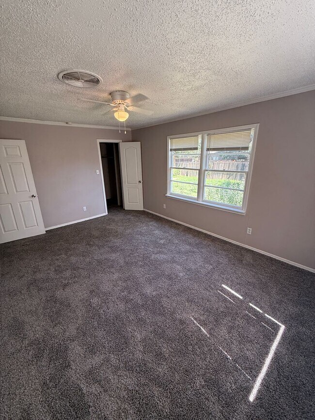 Building Photo - Available NOW! 4 bedroom 2 bathroom in Medical District