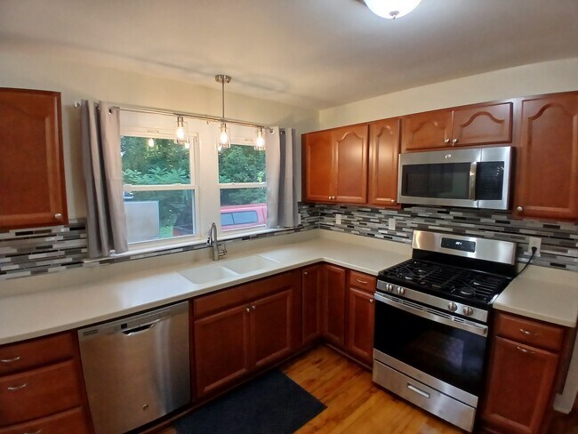 Building Photo - 3702 Armstrong Rd