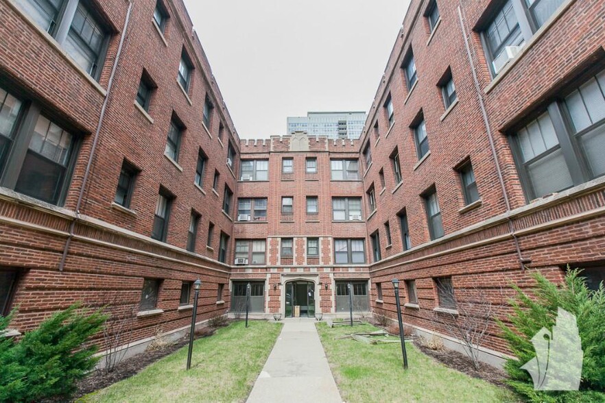 Primary Photo - 520 W Cornelia Ave