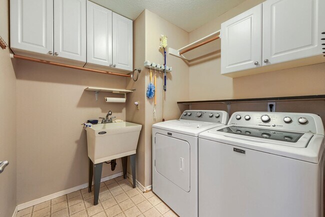 Building Photo - Single-Level 4BR/2BA Ranch — Spacious 3-Car Garage & Low-Maintenance Yard (Oregon City / Fairway ...