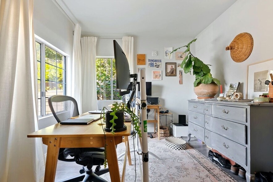 Building Photo - 703 N Ave 54