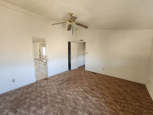 Building Photo - Well-Maintained 3BR/2BA