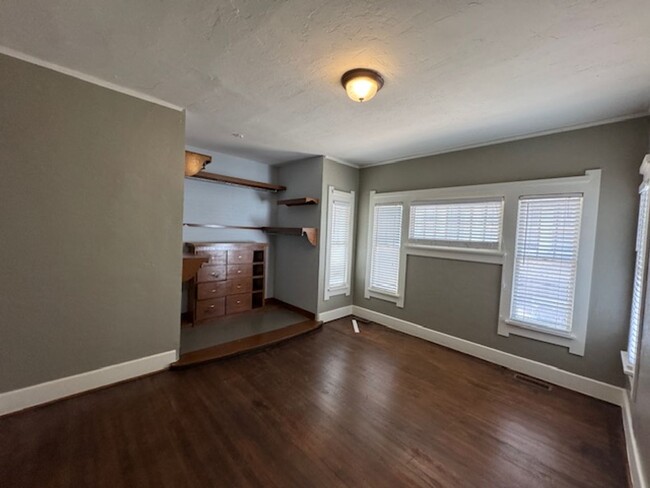 Building Photo - 2 bed 2 bath historic remodeled home with ...