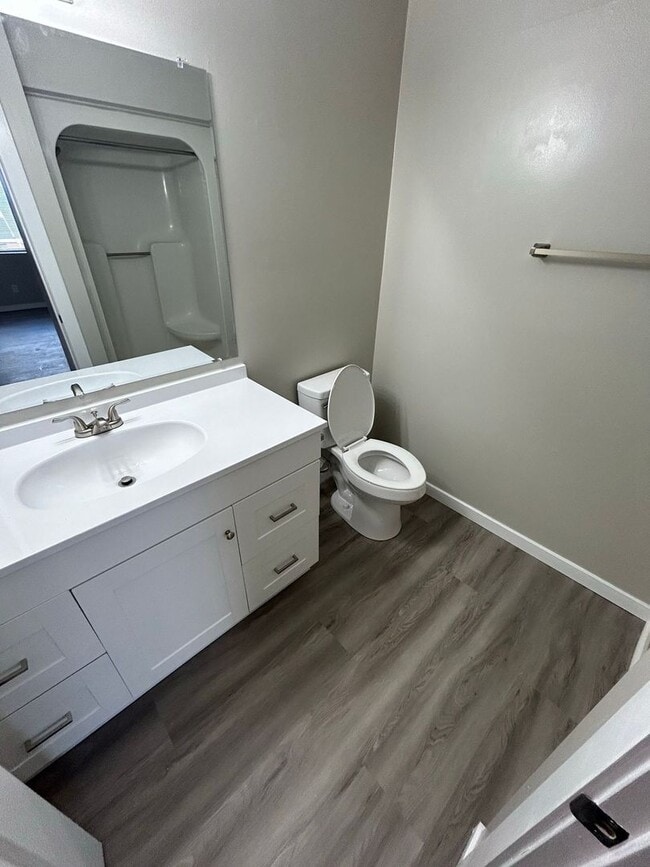 Building Photo - Spacious Top Floor 3-Bedroom, 2-Bath Remod...