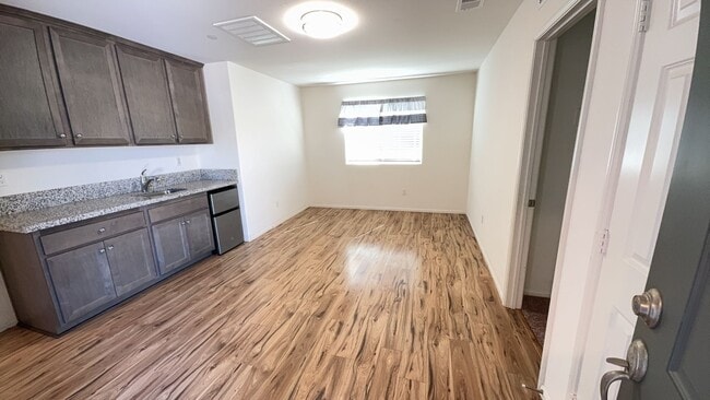 Building Photo - 4 BEDROOM, 3 BATH VICTORVILLE HOME