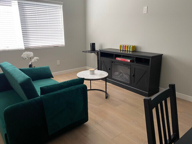 Building Photo - 6117 Fountain Ave