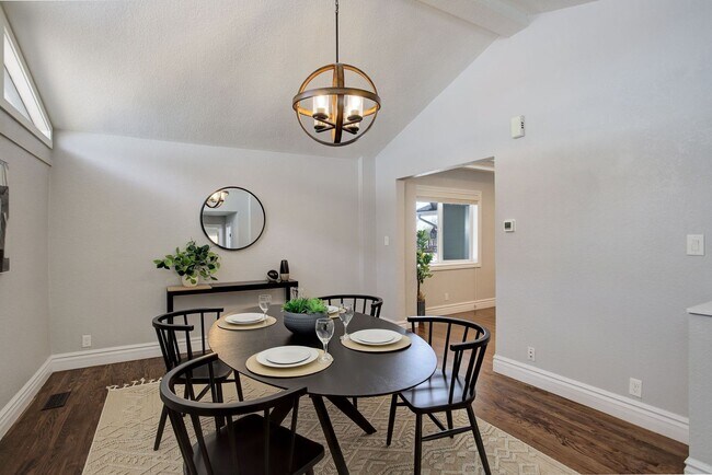 Building Photo - 4 Bed | 2 Bath | Spacious Backyard | Prime...