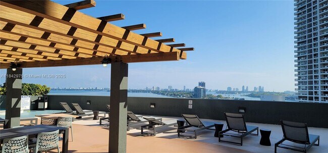 Building Photo - 1750 N Bayshore Dr