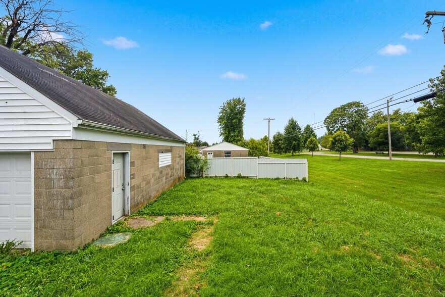Building Photo - 3204 S Crums Ln