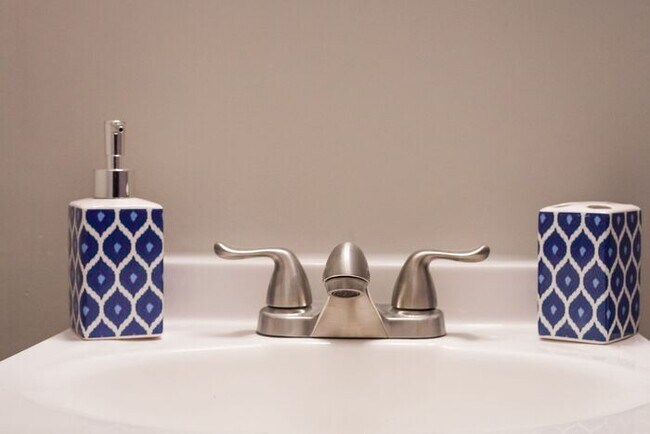 Building Photo - Townhomes at Humboldt Place- Fully renovated and move in ready 2 bedroom unit!