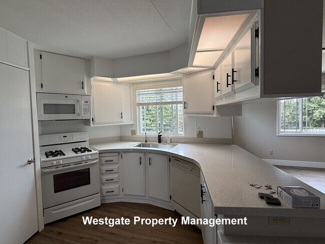 Building Photo - 985 Eastman Ln